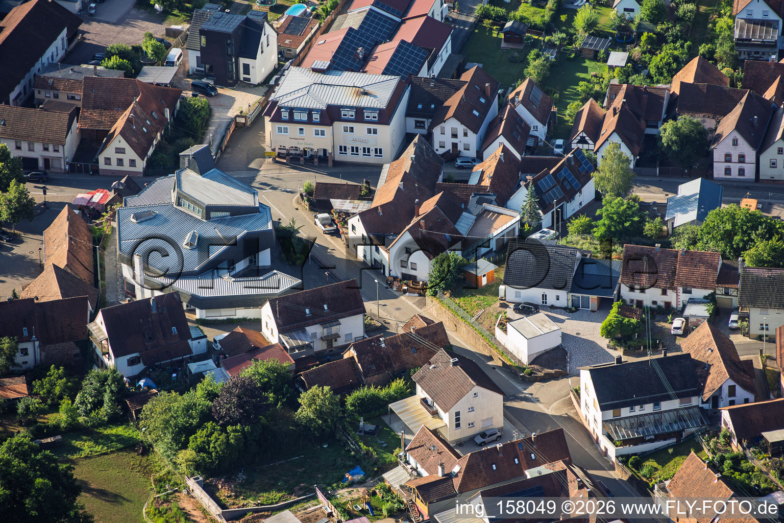 Église moderne Saint-Sébastien au centre du village à Silz dans le département Rhénanie-Palatinat, Allemagne
