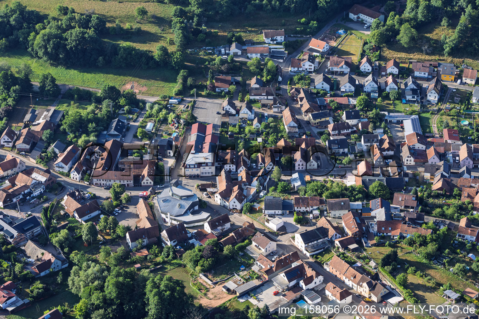 Centre du village vu du nord à le quartier Stein in Gossersweiler-Stein dans le département Rhénanie-Palatinat, Allemagne