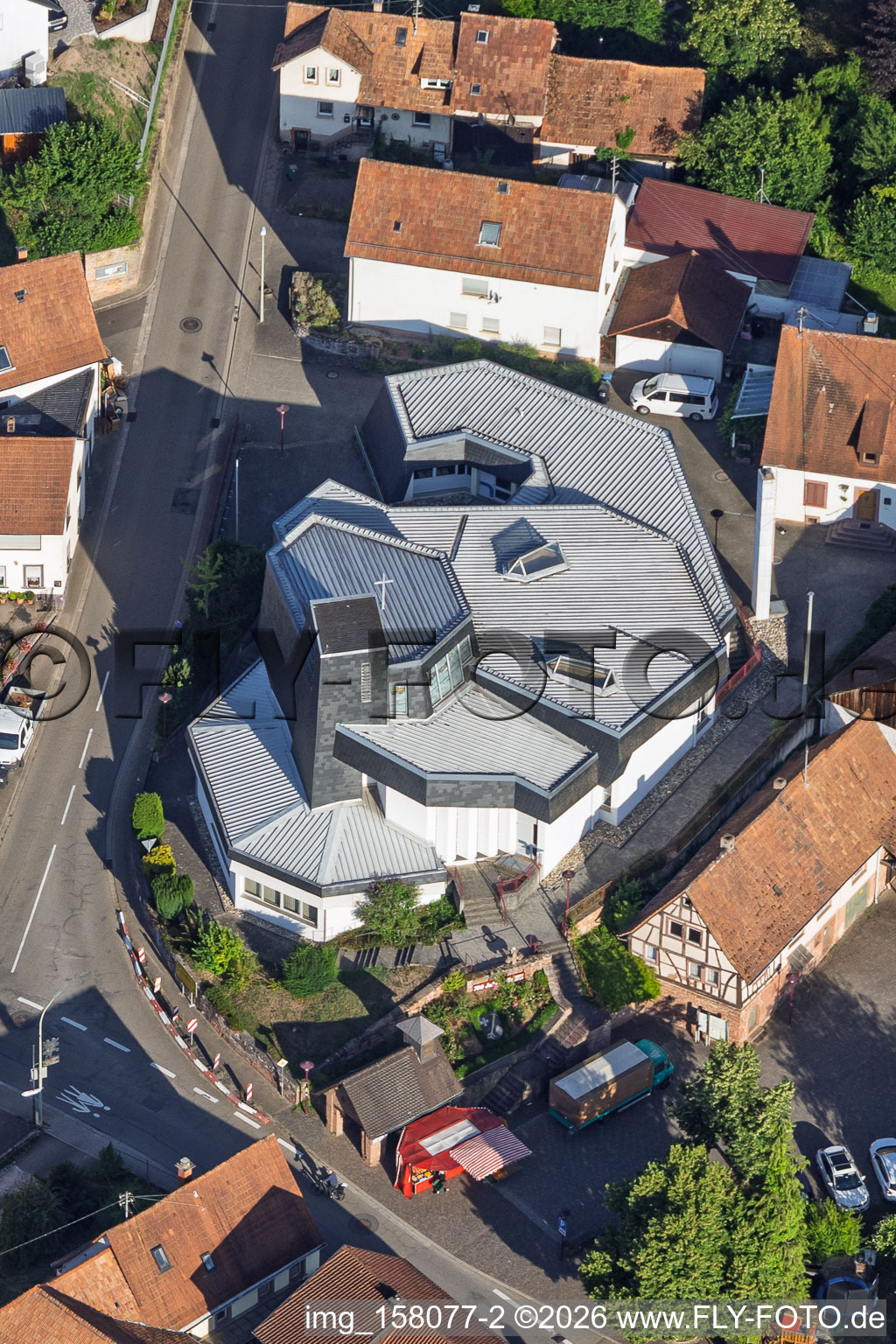 Église moderne Saint-Sébastien au centre du village à Silz dans le département Rhénanie-Palatinat, Allemagne