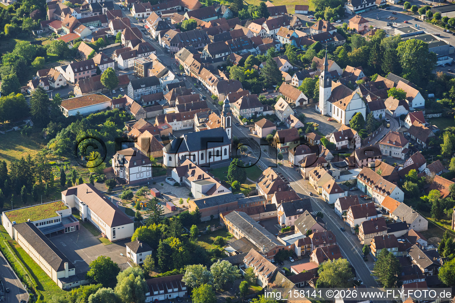 Mairie - école primaire, église Saint-Pierre-Saint-Paul et église protestante de Soultz-sous-Forêts à Soultz-sous-Forêts dans le département Bas Rhin, France