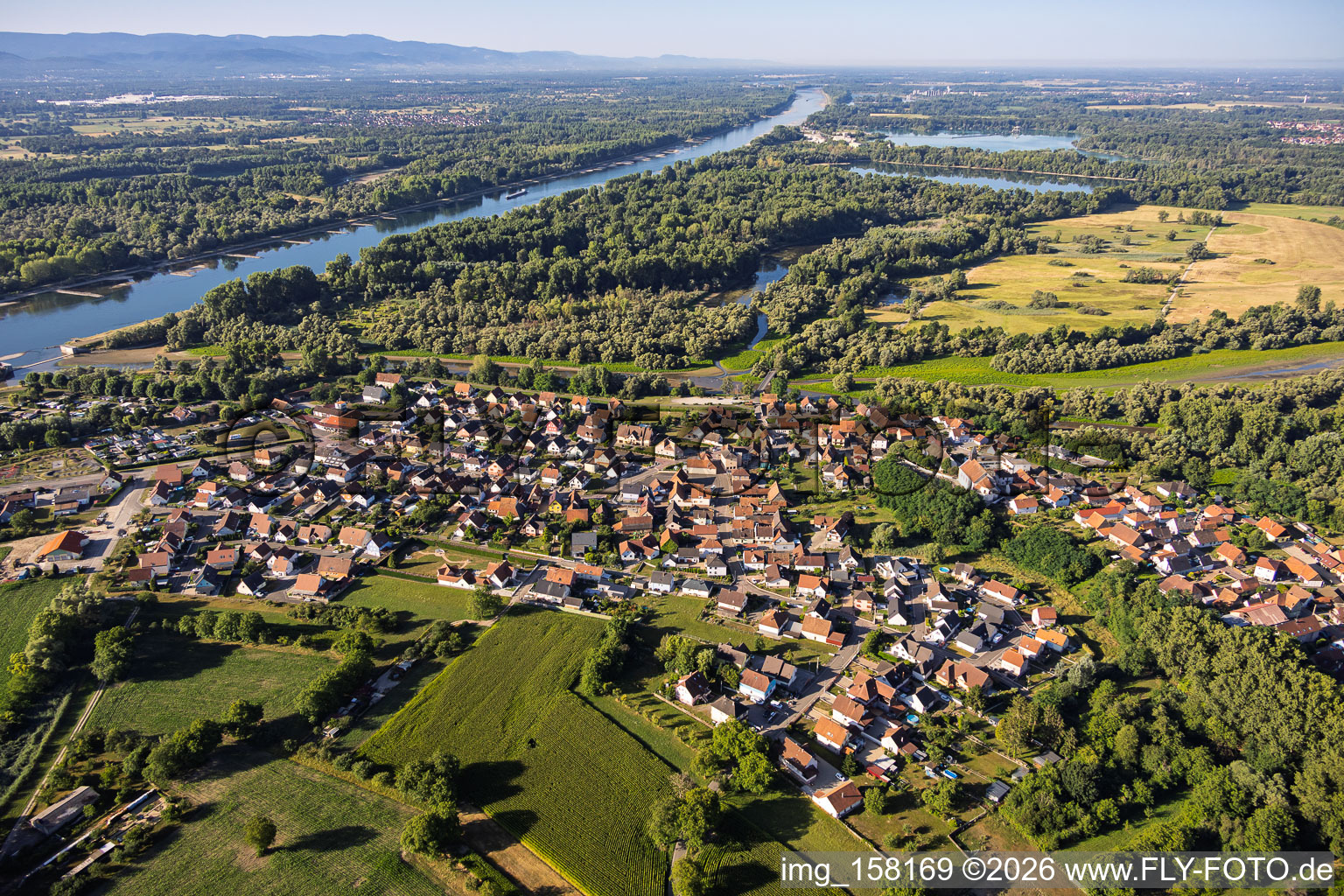Vue du village depuis le nord-ouest, à l'embouchure de la Sauer dans le Rhin. à Munchhausen dans le département Bas Rhin, France