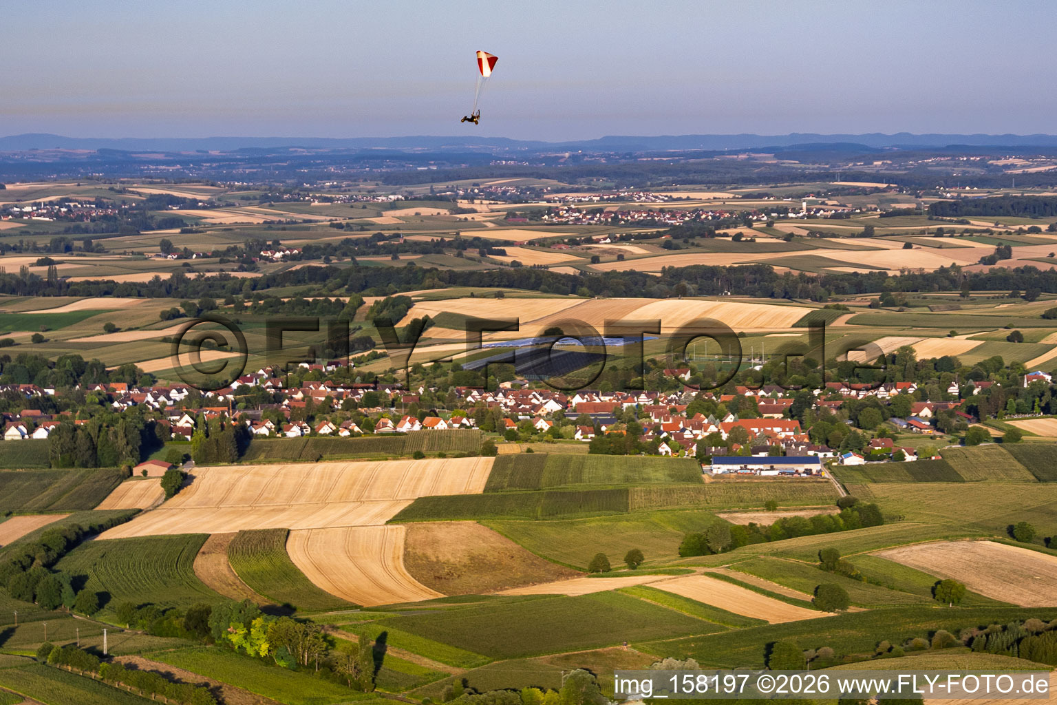 Parapentes survolant la ville depuis le nord-est à Seebach dans le département Bas Rhin, France