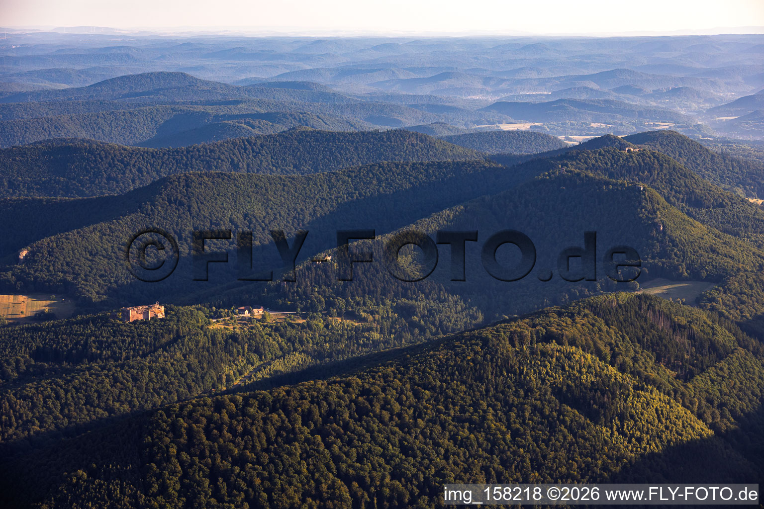 Wasgau depuis le sud Vue du château de Fleckenstein et des ruines des trois châteaux de Krappenfels, Löwenstein et Hoheburg au sud à Lembach dans le département Bas Rhin, France