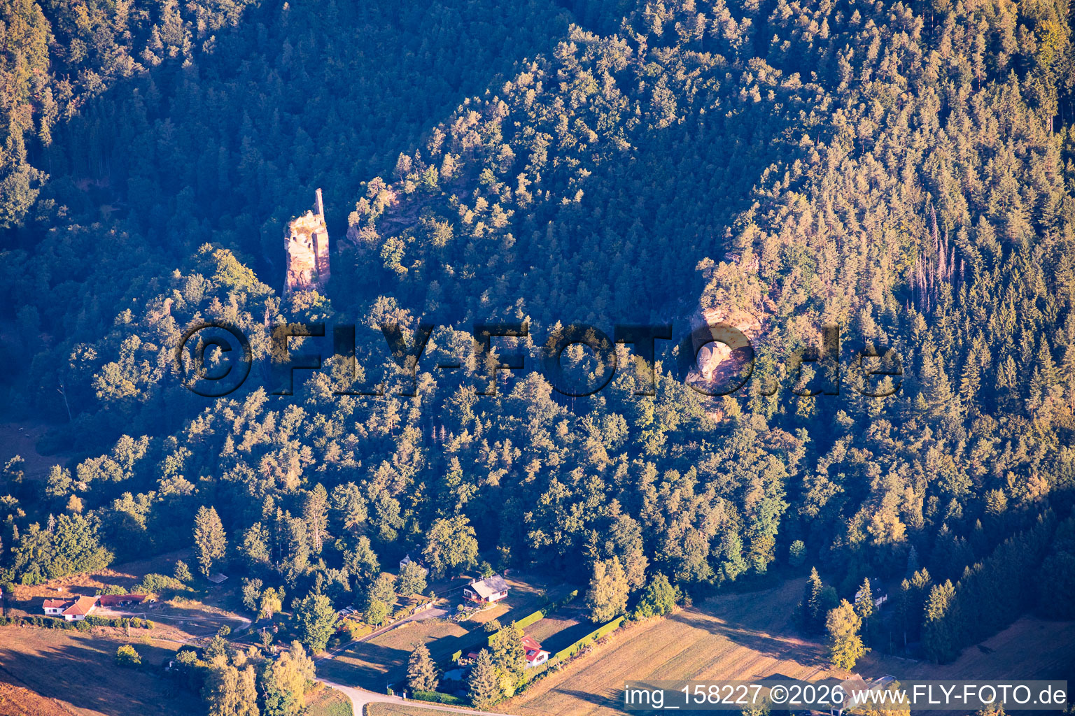 Ruines de Wolfsfeldsen et de Klein-Arnsberg / Château du Petit-Arnsberg à Obersteinbach dans le département Bas Rhin, France