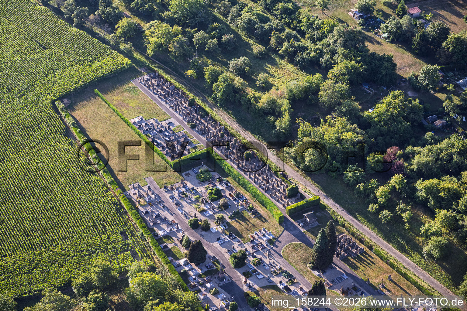 Cimetière avec cimetière juif à Soultz-sous-Forêts dans le département Bas Rhin, France