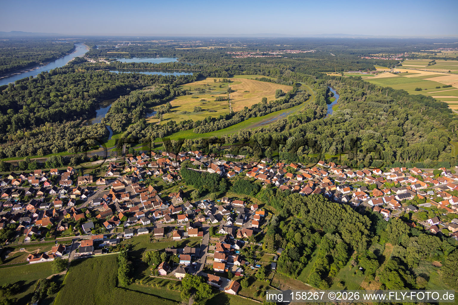 Vue du village au nord, au confluent de la Sauer et du Rhin à Munchhausen dans le département Bas Rhin, France