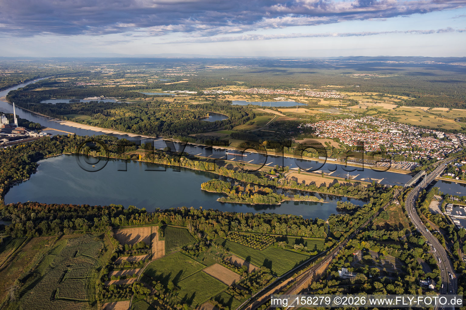 Niveau d'eau bas sur le Rhin entre les ponts et la centrale hydroélectrique au-delà du lac de Knielinger à le quartier Knielingen in Karlsruhe dans le département Bade-Wurtemberg, Allemagne