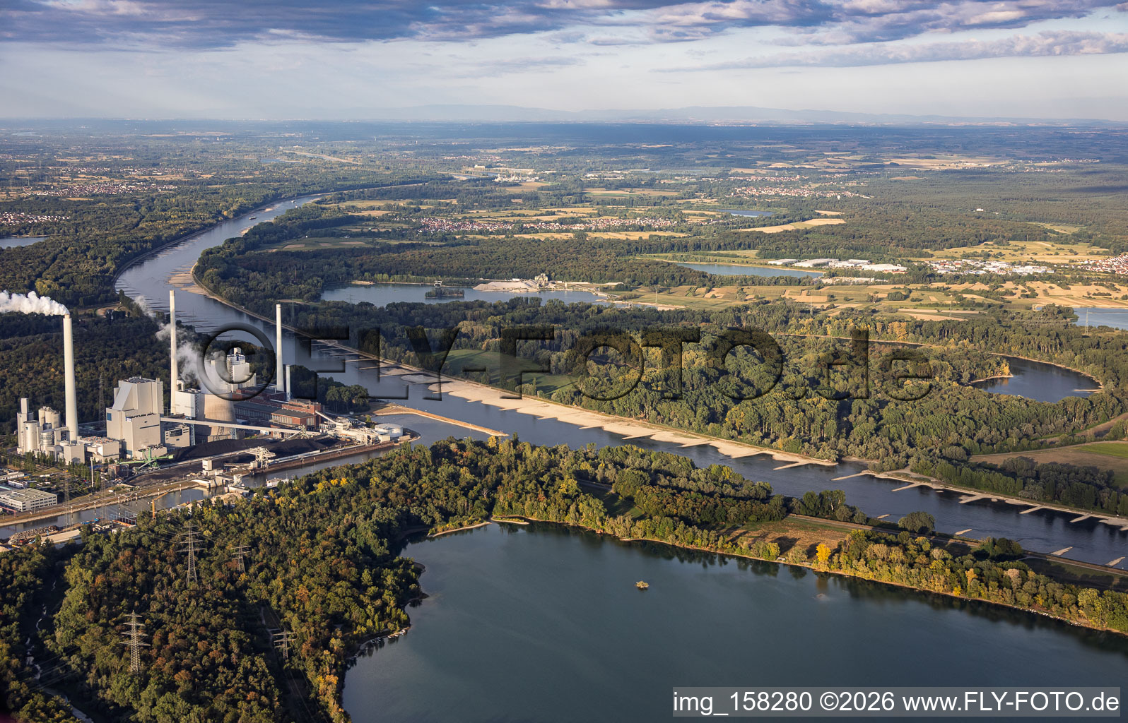 Niveau d'eau bas sur le Rhin entre la centrale thermique de Rheinhafen Karlsruhe et le lac de Knielinger à le quartier Knielingen in Karlsruhe dans le département Bade-Wurtemberg, Allemagne