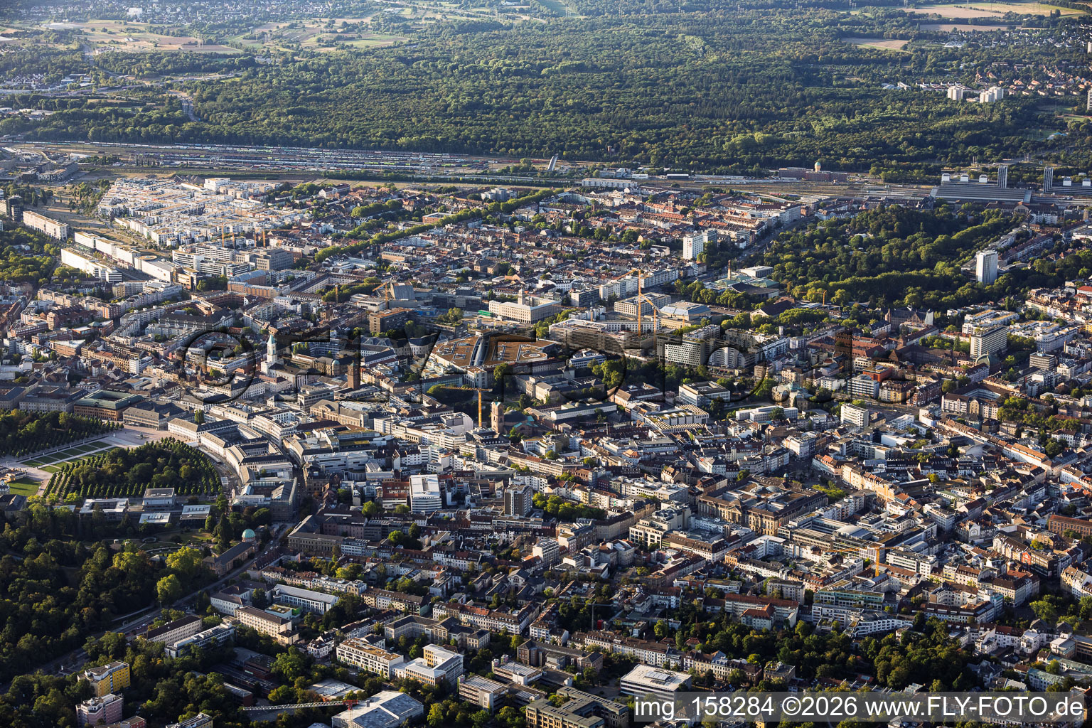 Vue d'ensemble de la ville depuis le nord-ouest entre le château et la gare centrale à le quartier Innenstadt-Ost in Karlsruhe dans le département Bade-Wurtemberg, Allemagne