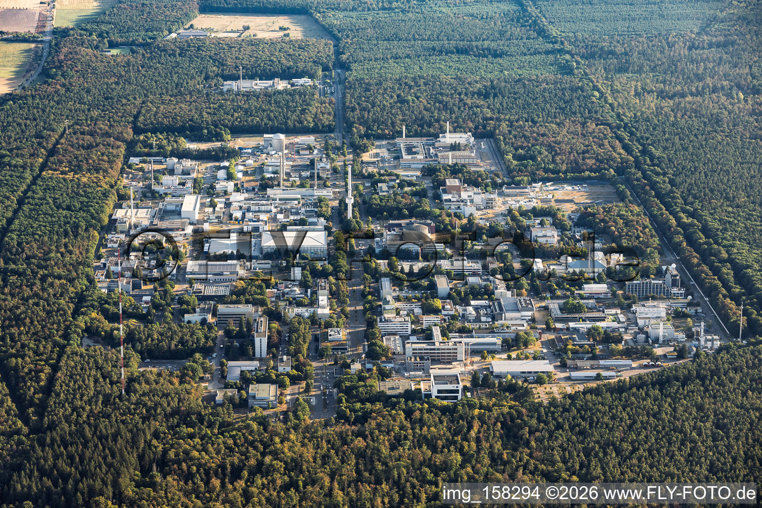 Campus Nord de l'Institut de technologie de Karlsruhe (KT) au sud à le quartier Leopoldshafen in Eggenstein-Leopoldshafen dans le département Bade-Wurtemberg, Allemagne