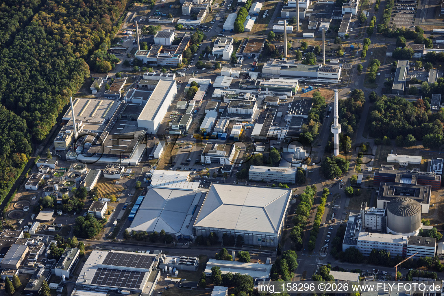 Campus Nord de l'Institut de technologie de Karlsruhe (KT) avec l'Institut de physique neutronique et de technologie des réacteurs et Karlsruhe Nuclear Waste Management GmbH à le quartier Leopoldshafen in Eggenstein-Leopoldshafen dans le département Bade-Wurtemberg, Allemagne