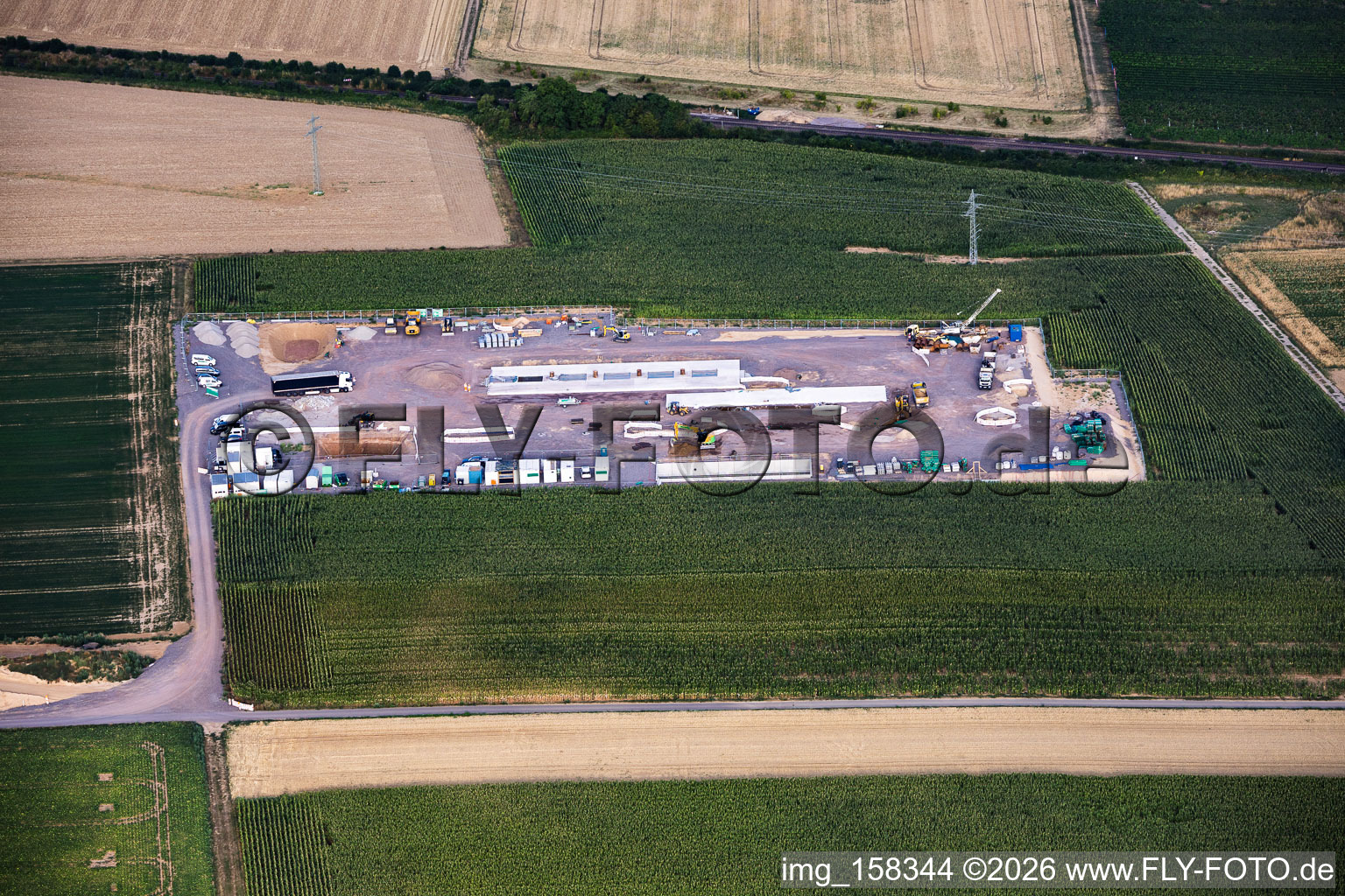 Chantier de construction du deuxième site de forage sur le Trappelberg du projet Lionheart de Vulcan Energy, destiné à assurer l'approvisionnement futur en chaleur neutre en carbone de la ville de Landau, ainsi qu'à l'extraction de lithium et à la production d'électricité via une centrale ORC. à Rohrbach dans le département Rhénanie-Palatinat, Allemagne