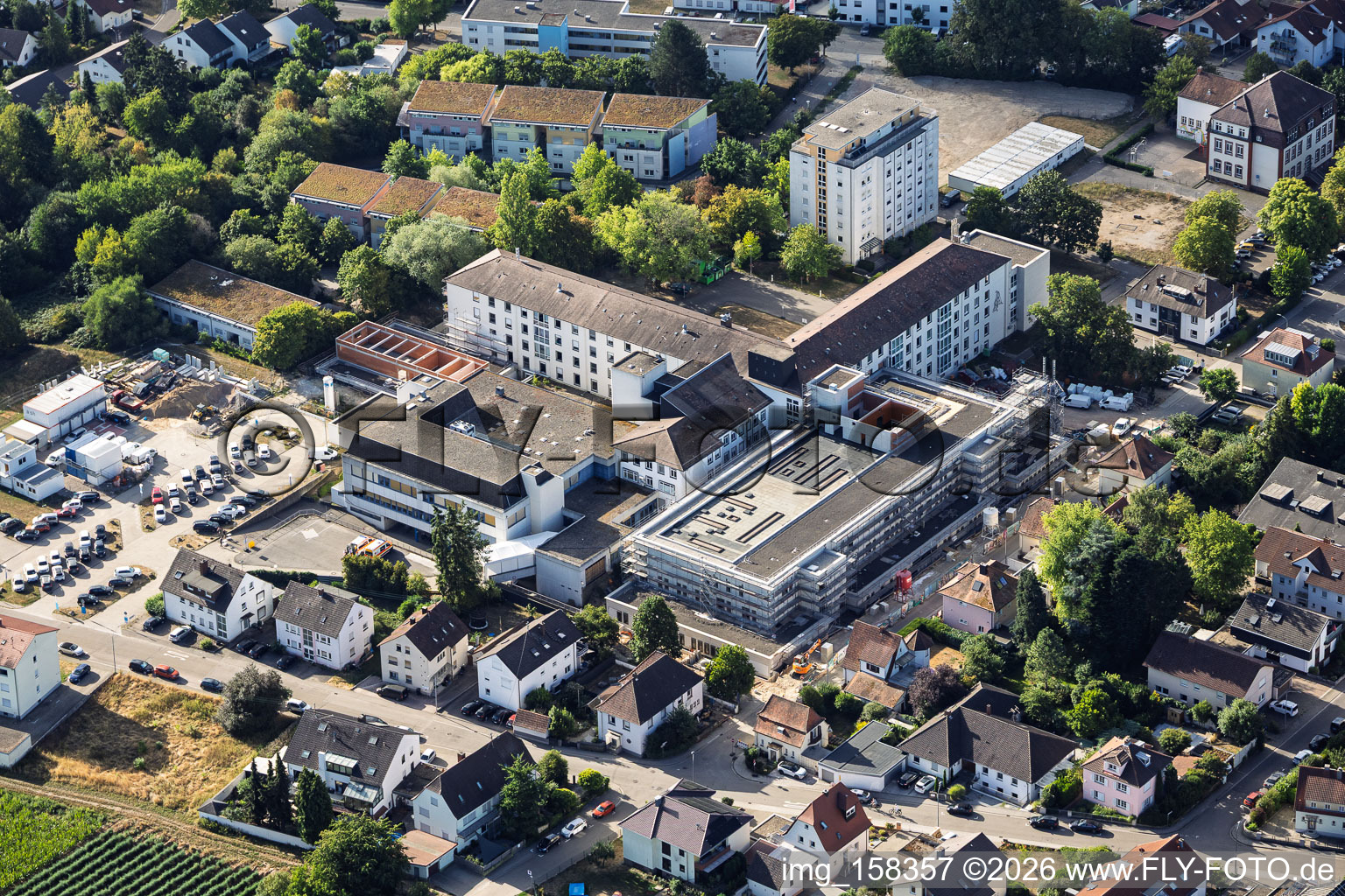 Chantier du nouveau bâtiment abritant le service des urgences, l'unité de soins intensifs et les services de diagnostic d'Asklepios Südpfalzkliniken GmbH. Maîtrise d'œuvre BPM Bau- und Projektmanagement Hart GmbH. Architecture, urbanisme et supervision du chantier: alsh sander hofrichter architekten GmbH, cabinet d'architecture et d'urbanisme. Bureau d'études Noll GmbH, Planification CVC (Chauffage, Ventilation, Plomberie, Gaz médicaux, Automatisation du bâtiment), Planification CVC (Systèmes haute et basse tension, Convoyeurs): DE-Plan GmbH & Co. KG, Ingénierie structurelle: ZPP Ingenieure AG, Architecture paysagère: hofmann_röttgen Landschaftsarchitekten BDLA, Protection incendie: Rieser-Wessel Brandschutzsachverständige & Ingenieure PartG mbB, et Physique du bâtiment / Isolation phonique et acoustique: Bureau d'études Seidel à Kandel dans le département Rhénanie-Palatinat, Allemagne