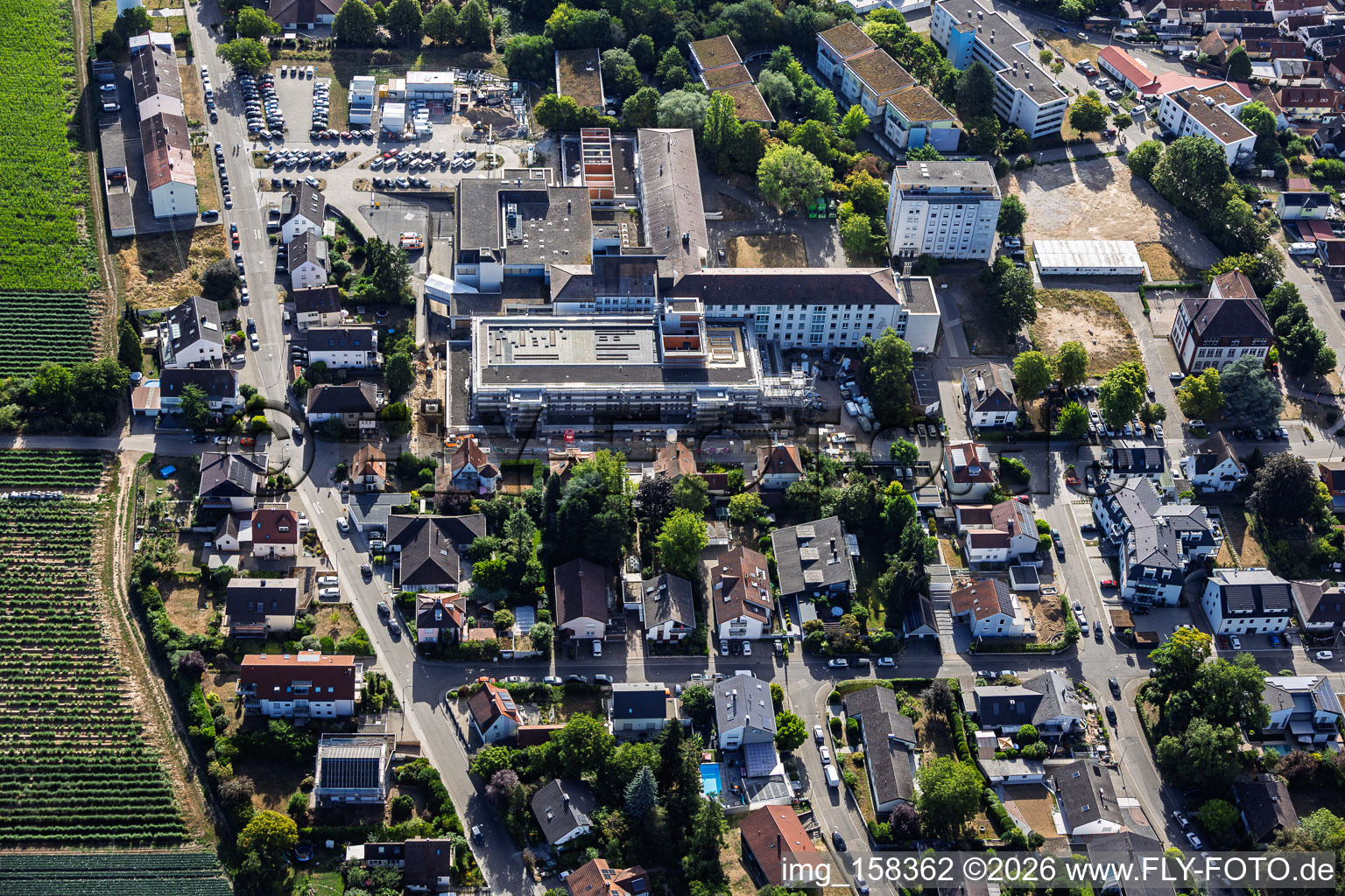 Chantier du nouveau bâtiment abritant le service des urgences, l'unité de soins intensifs et les services de diagnostic d'Asklepios Südpfalzkliniken GmbH. Maîtrise d'œuvre BPM Bau- und Projektmanagement Hart GmbH. Architecture, urbanisme et supervision du chantier: alsh sander hofrichter architekten GmbH, cabinet d'architecture et d'urbanisme. Bureau d'études Noll GmbH, Planification CVC (Chauffage, Ventilation, Plomberie, Gaz médicaux, Automatisation du bâtiment), Planification CVC (Systèmes haute et basse tension, Convoyeurs): DE-Plan GmbH & Co. KG, Ingénierie structurelle: ZPP Ingenieure AG, Architecture paysagère: hofmann_röttgen Landschaftsarchitekten BDLA, Protection incendie: Rieser-Wessel Brandschutzsachverständige & Ingenieure PartG mbB, et Physique du bâtiment / Isolation phonique et acoustique: Bureau d'études Seidel à Kandel dans le département Rhénanie-Palatinat, Allemagne
