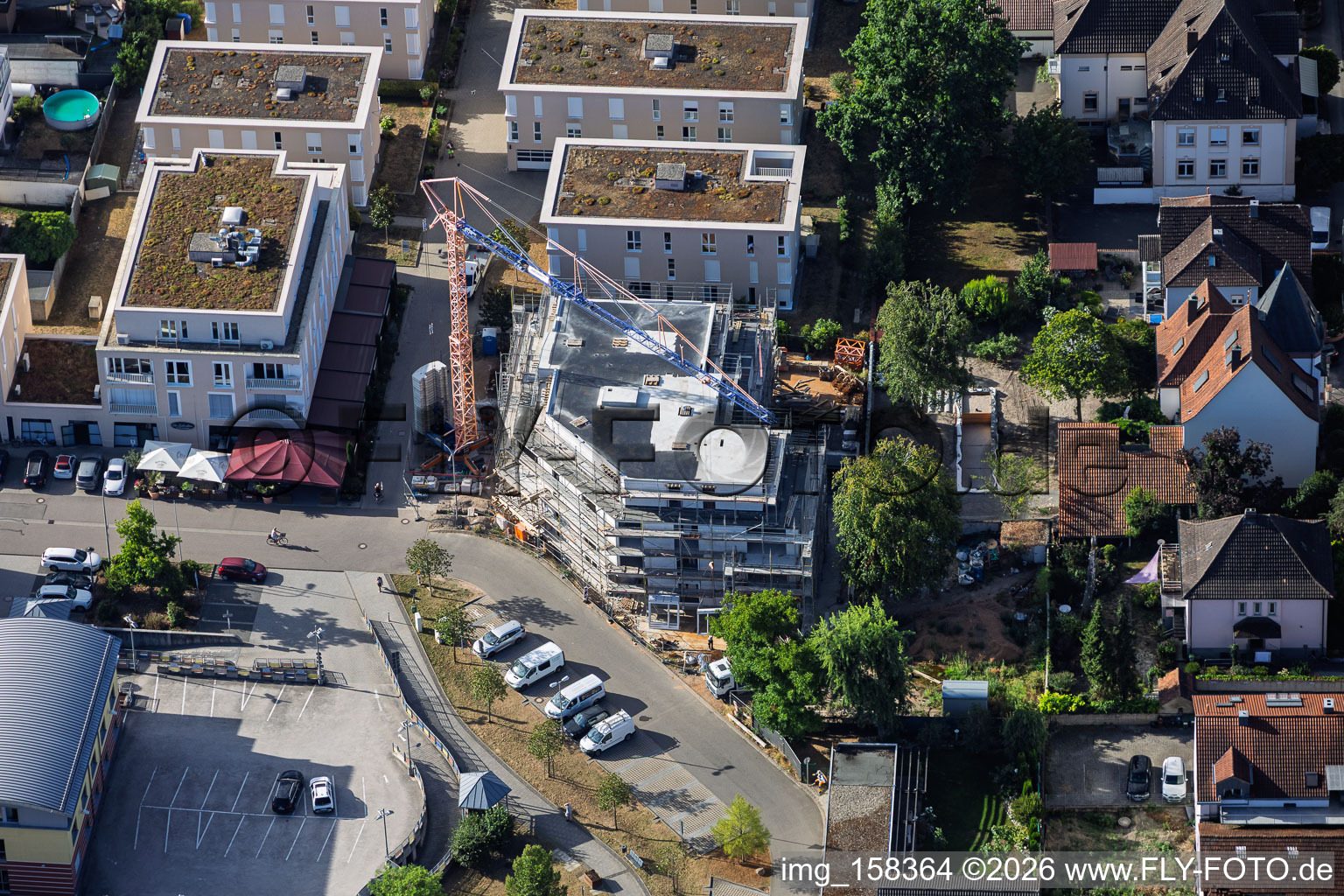 Nouveau chantier de construction de 18 appartements en copropriété dans le centre-ville de Grathwohl. Travaux de terrassement : ETNA BAU GmbH, Abbruch GmbH et AK.Bau GmbH. https:// à Kandel dans le département Rhénanie-Palatinat, Allemagne