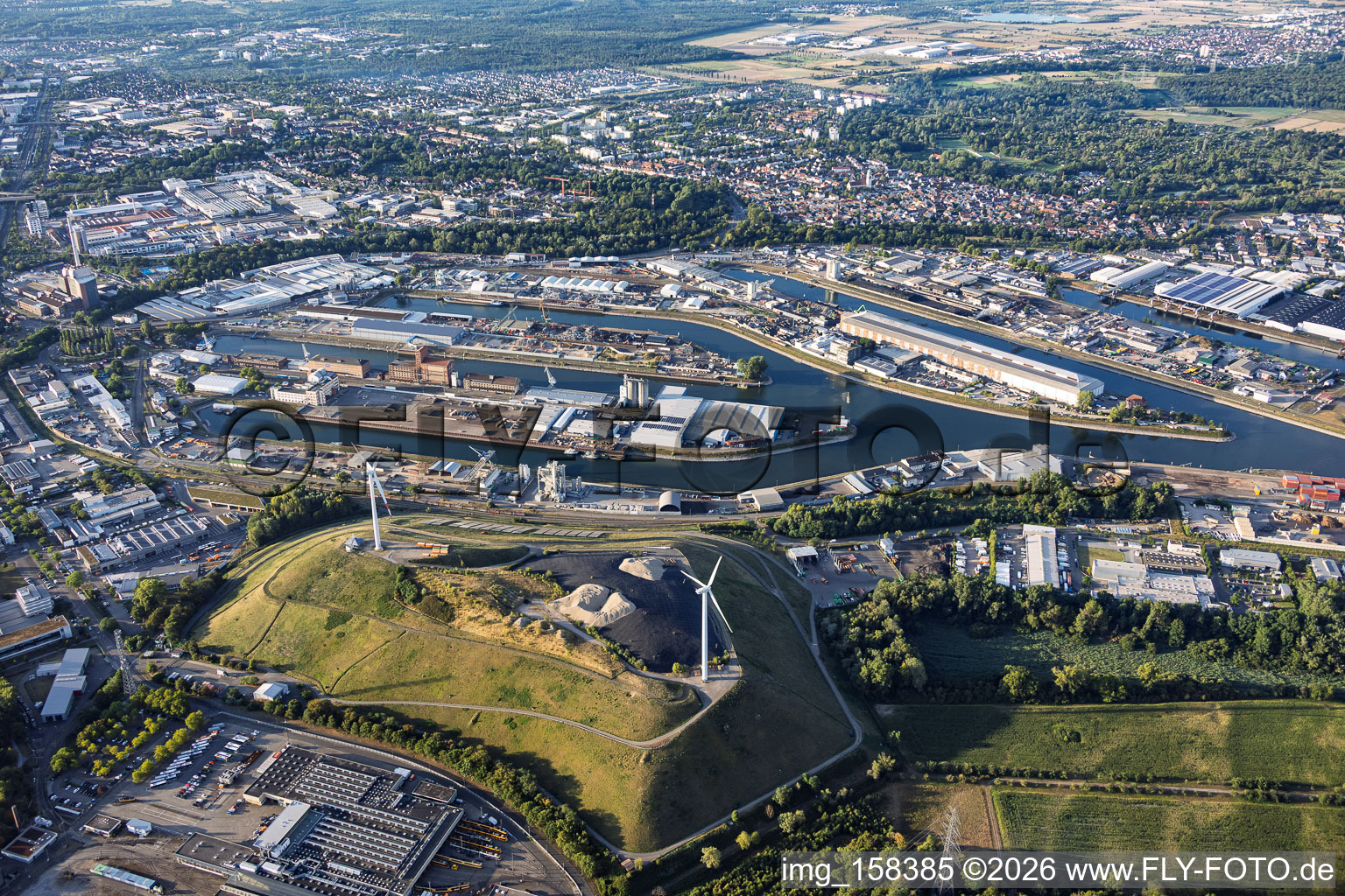 Ports du Rhin Karlsruhe au-delà de la décharge ouest (Energieberg) avec 2 éoliennes à le quartier Knielingen in Karlsruhe dans le département Bade-Wurtemberg, Allemagne