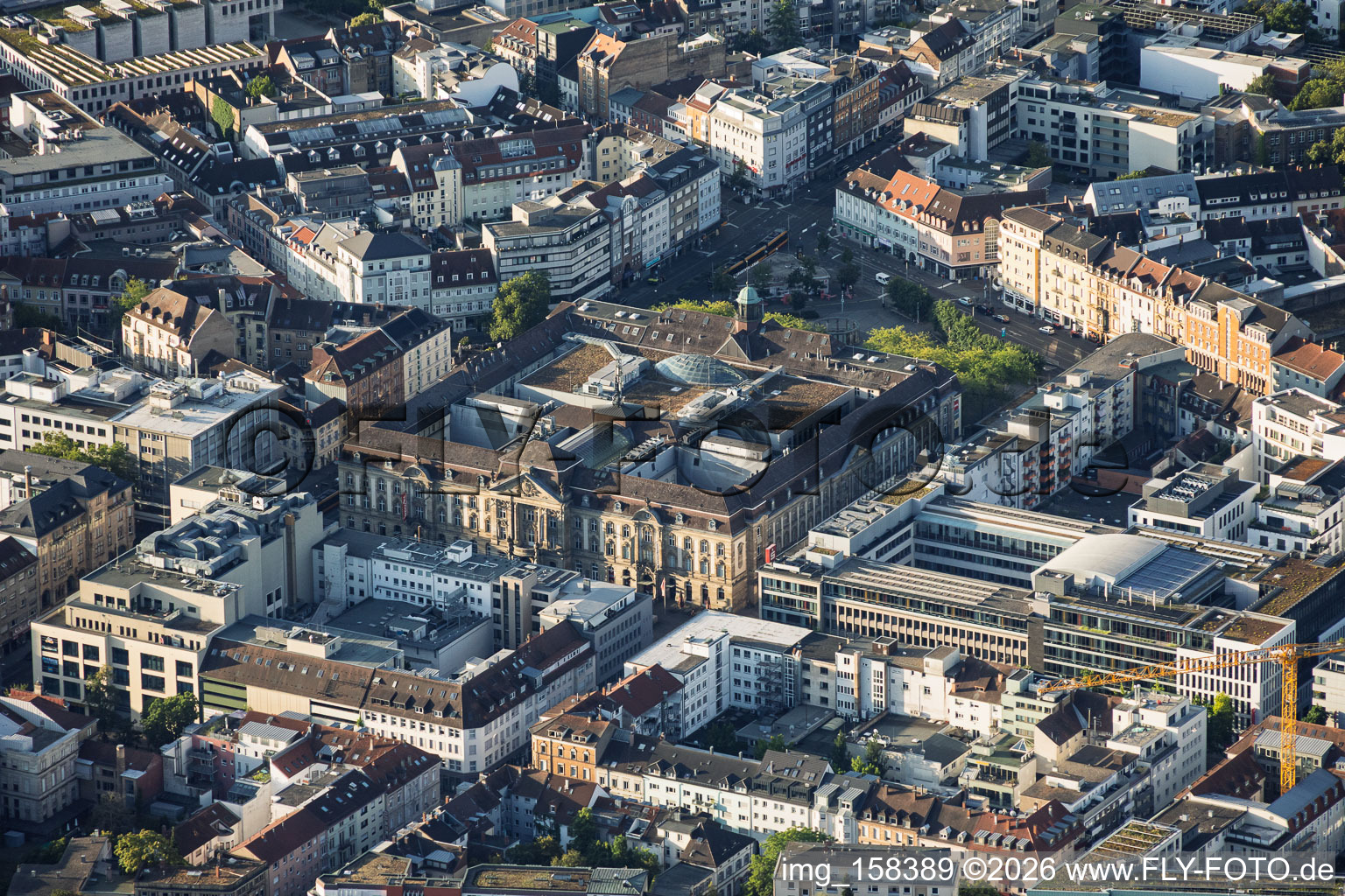 Postgalerie à Europaplatz avec Primark et TK Maxx à le quartier Innenstadt-West in Karlsruhe dans le département Bade-Wurtemberg, Allemagne
