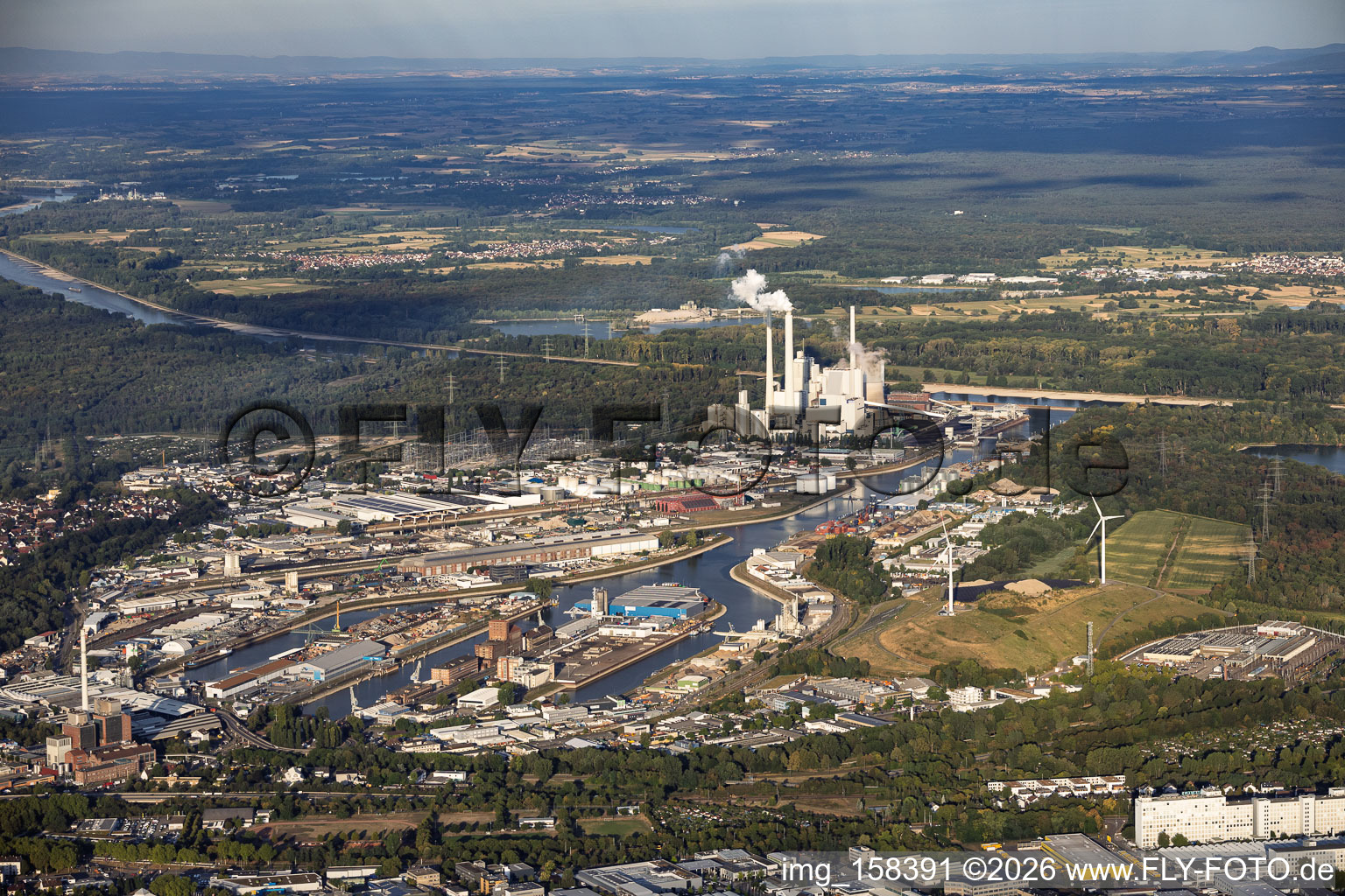 Ports du Rhin Karlsruhe et décharge ouest (Energy Hill) avec 2 éoliennes devant la centrale thermique Karlsruhe vus de l'est à le quartier Mühlburg in Karlsruhe dans le département Bade-Wurtemberg, Allemagne