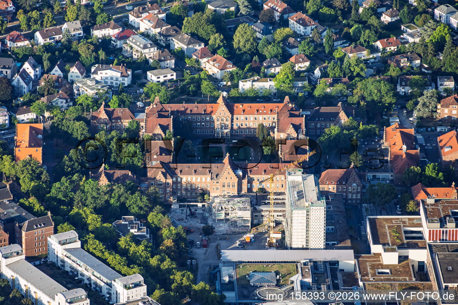 Ancien bâtiment et chantier du Centre d'Urgences Intégré de l'Hôpital Municipal Karlsruhe gGmbH avec Clinique Vasculaire à le quartier Nordweststadt in Karlsruhe dans le département Bade-Wurtemberg, Allemagne
