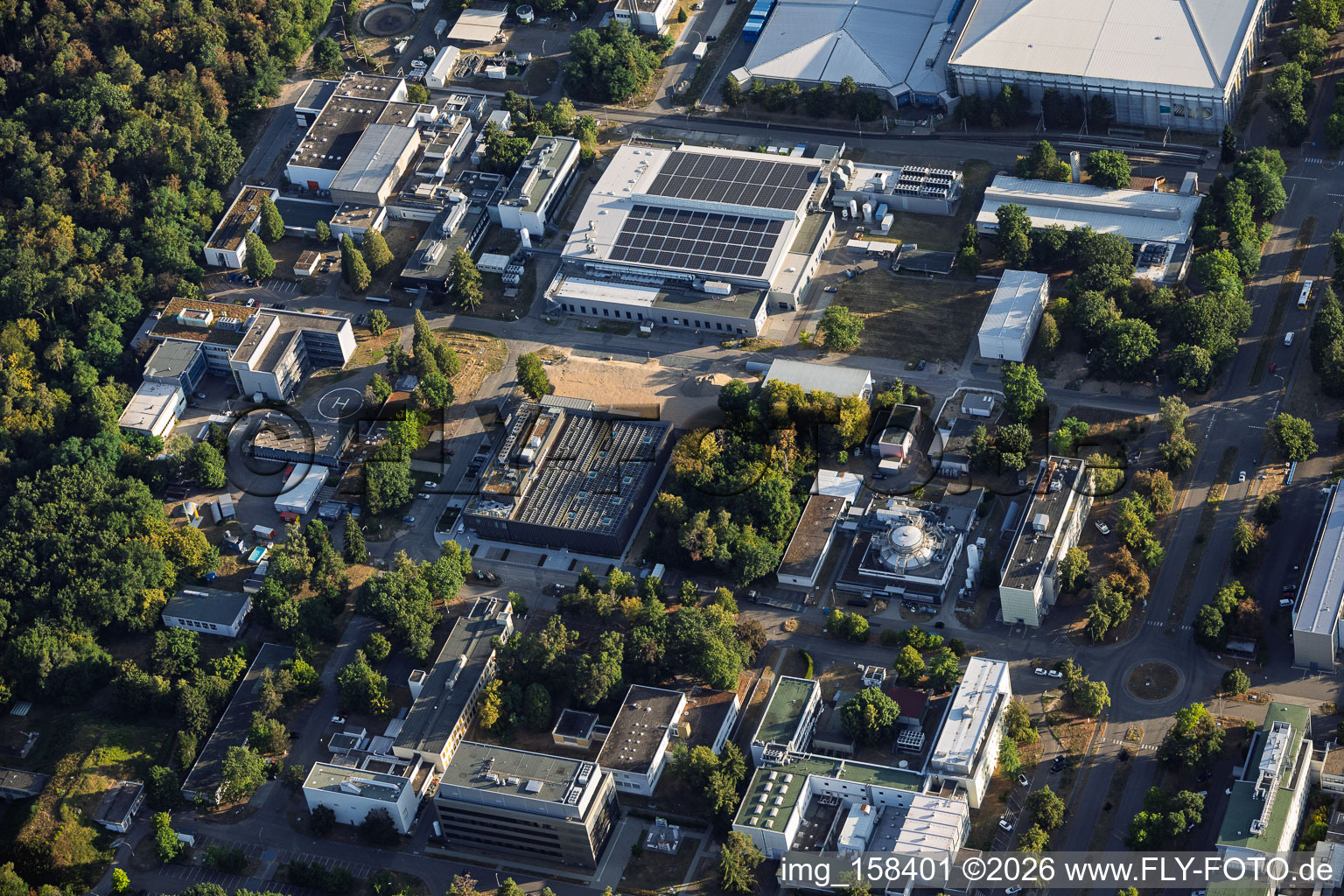 Campus Nord de l'Institut de technologie de Karlsruhe (KT) avec l'Institut de météorologie et de recherche climatique - Recherche sur les aérosols atmosphériques (IMK-AAF) et Institut des systèmes biologiques et chimiques à le quartier Leopoldshafen in Eggenstein-Leopoldshafen dans le département Bade-Wurtemberg, Allemagne