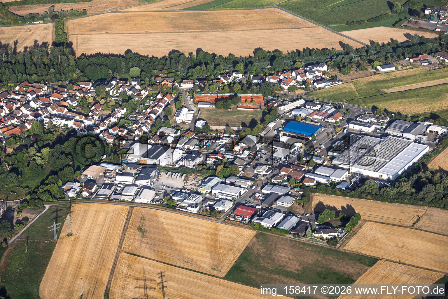 Périphérique d'activités à l'est avec Hans Höffele Industriewatte GmbH et un court de tennis Hochstetten à le quartier Hochstetten in Linkenheim-Hochstetten dans le département Bade-Wurtemberg, Allemagne