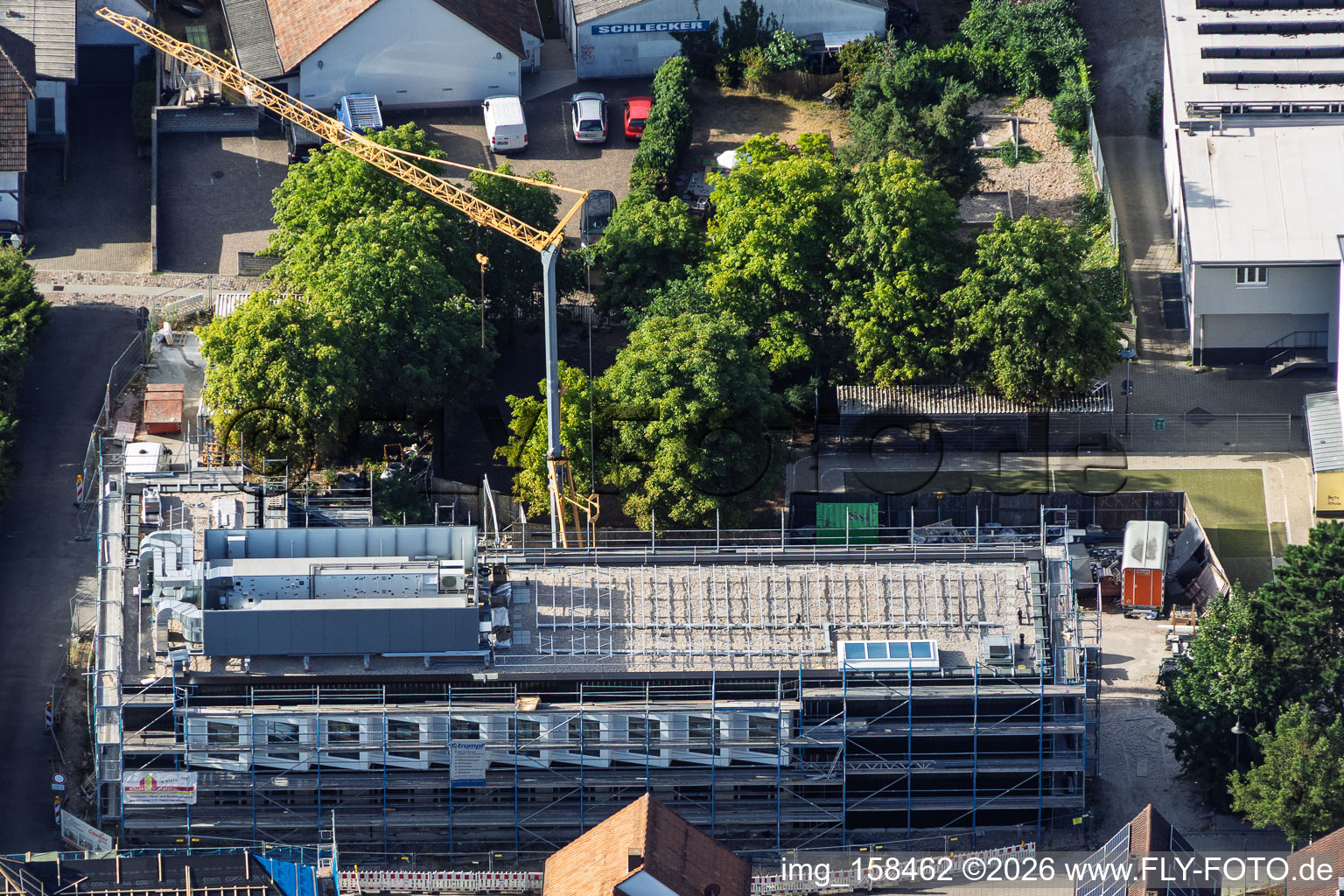 Chantier de construction du nouveau bâtiment de la cafétéria de l'école primaire Ludwig-Riedinger, commandé par la commune de Kandel. Architectes : zwo/elf PartmbB. Travaux de terrassement : Gaudier Erd- und Rückbau GmbH. Travaux de fenêtres : Trumpf Metallbau GmbH. Architecture paysagère : Bauer.Landschaftsarchitekten. Travaux de construction : Bender+Urich GmbH & Co.KG. Ingénierie structurelle : Ingenieurbüro Sikora. Travaux de façade : AS-Fassaden GmbH. Construction du gros œuvre : Wünschel BAU GmbH. Travaux électriques : Wieland & Schultz GmbH. Ministère de l'Éducation, des Sciences, de la Formation continue et de la Culture de Rhénanie-Palatinat à Kandel dans le département Rhénanie-Palatinat, Allemagne