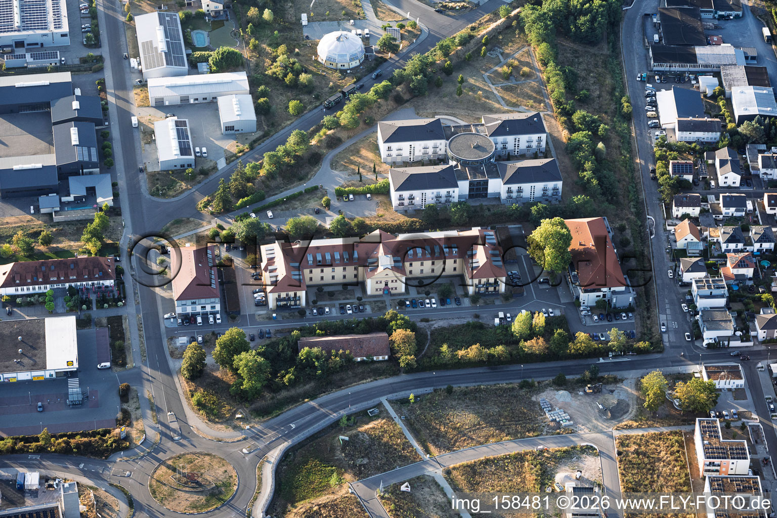 Résidence pour personnes âgées Haardtblick et maison mitoyenne avec Zukunftsakademie Pfalz (ZAP) sur Martha-Rumpf-Straße à le quartier Speyerdorf in Neustadt an der Weinstraße dans le département Rhénanie-Palatinat, Allemagne