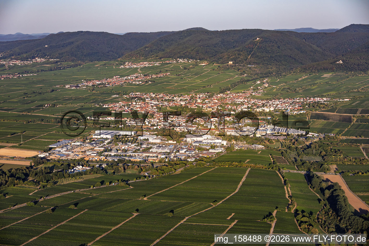 Vue de la ville au-delà de l'A65 depuis le nord-est le matin à Edenkoben dans le département Rhénanie-Palatinat, Allemagne