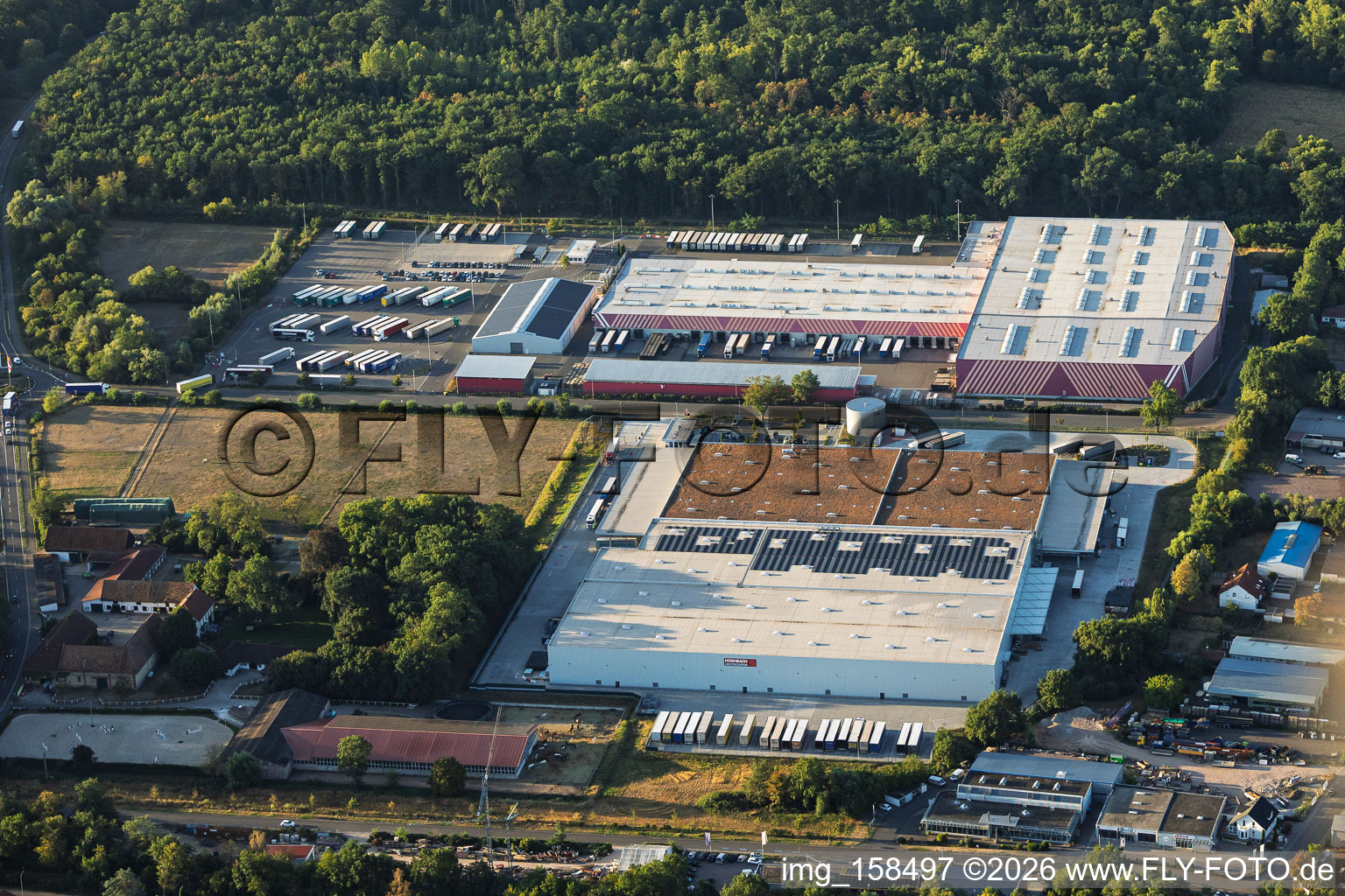 Parc industriel Essingen avec le centre logistique HORNBACH Essingen I et II à le quartier Dreihof in Essingen dans le département Rhénanie-Palatinat, Allemagne