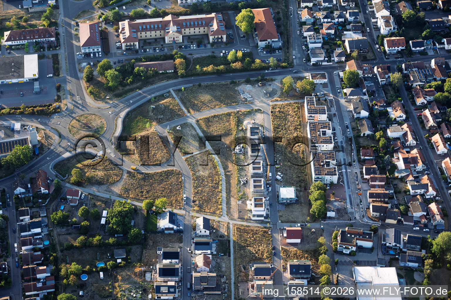 Nouvelle zone de développement développée et partiellement construite "Am Pfefferminzbähnel" à le quartier Speyerdorf in Neustadt an der Weinstraße dans le département Rhénanie-Palatinat, Allemagne