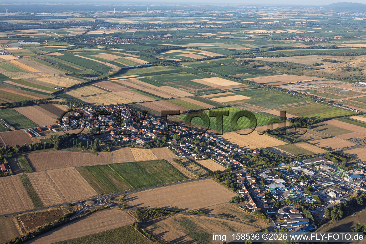 Vue du village depuis le nord-est à le quartier Mörlheim in Landau in der Pfalz dans le département Rhénanie-Palatinat, Allemagne