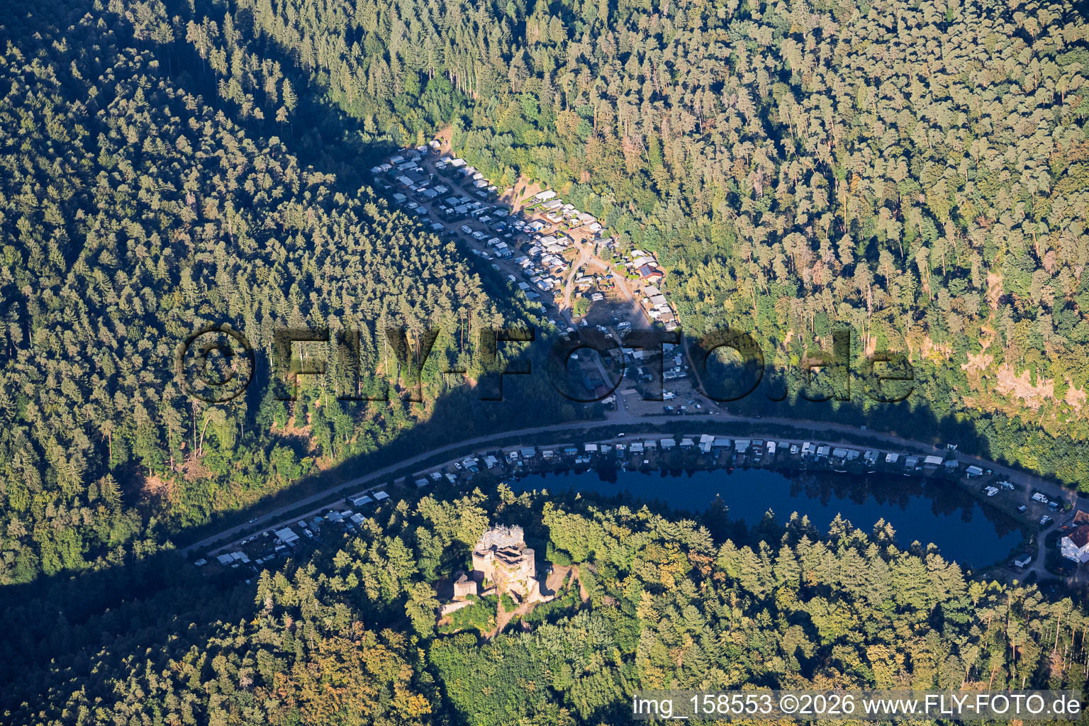 Ruines du château de Neudahn surplombant l'étang du Neudahn, échafaudées pour rénovation à Dahn dans le département Rhénanie-Palatinat, Allemagne