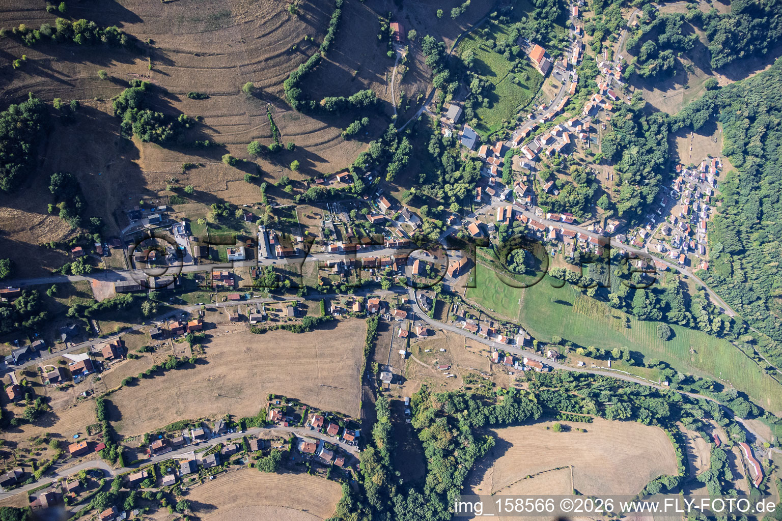 Vue du village dans la vallée de Schwarzbach à Waldhouse dans le département Moselle, France