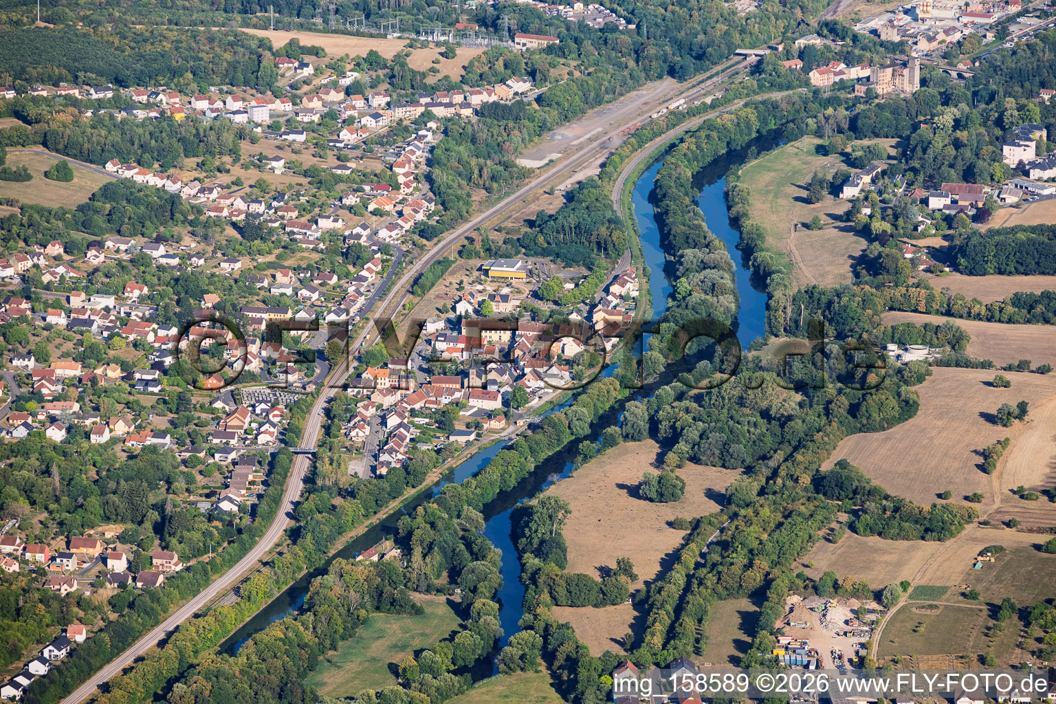 Village sur la Sarre et le canal de la Sarre, vu du sud-est à Rémelfing dans le département Moselle, France
