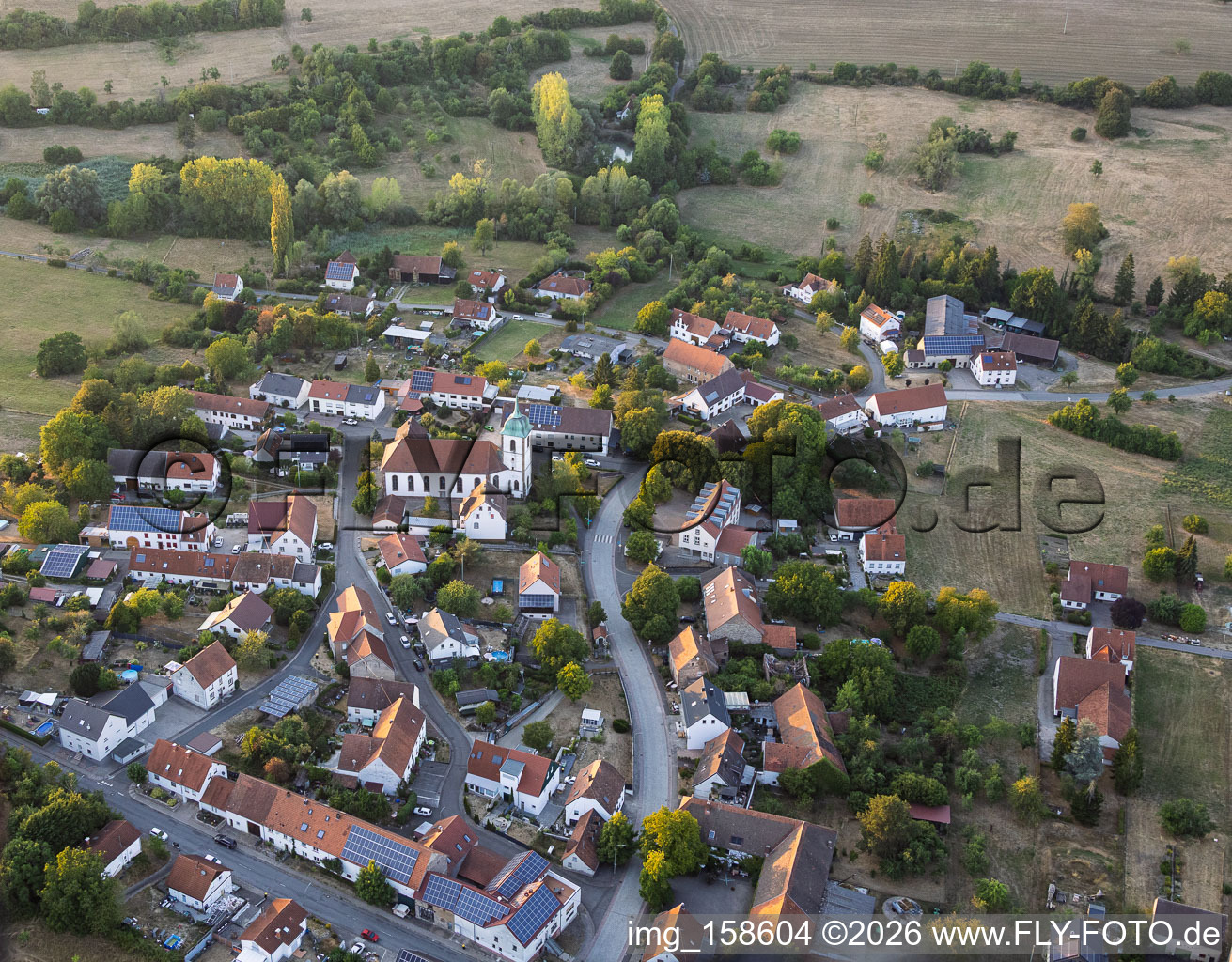 Centre du village avec l'église Saint-Martin à le quartier Medelsheim in Gersheim dans le département Sarre, Allemagne