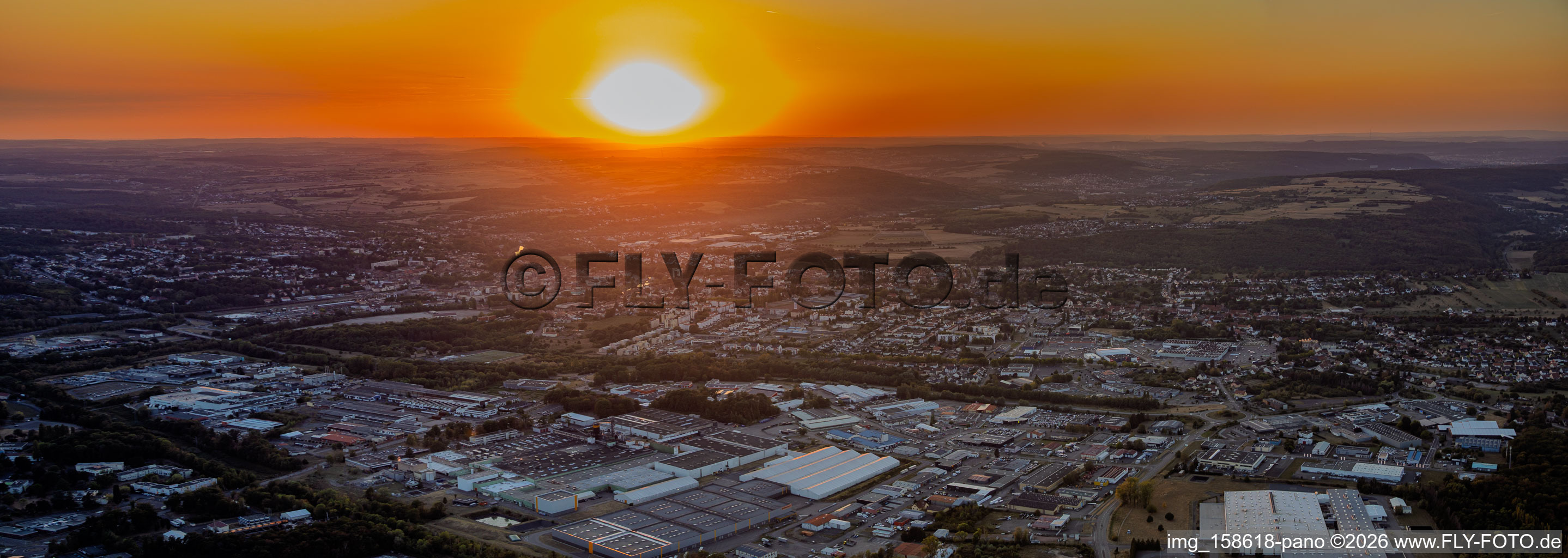 Coucher de soleil sur la zone industrielle à le quartier Zone Industrielle du Grand Bois Fayencerie in Saargemünd dans le département Moselle, France