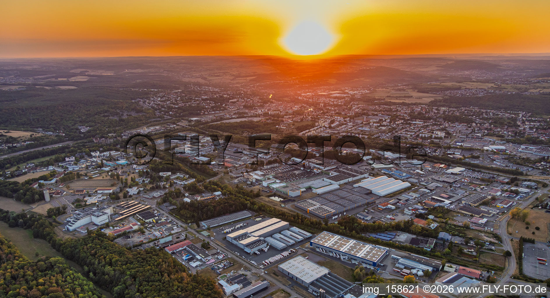 Coucher de soleil sur la zone industrielle à le quartier Zone Industrielle du Grand Bois Fayencerie in Saargemünd dans le département Moselle, France