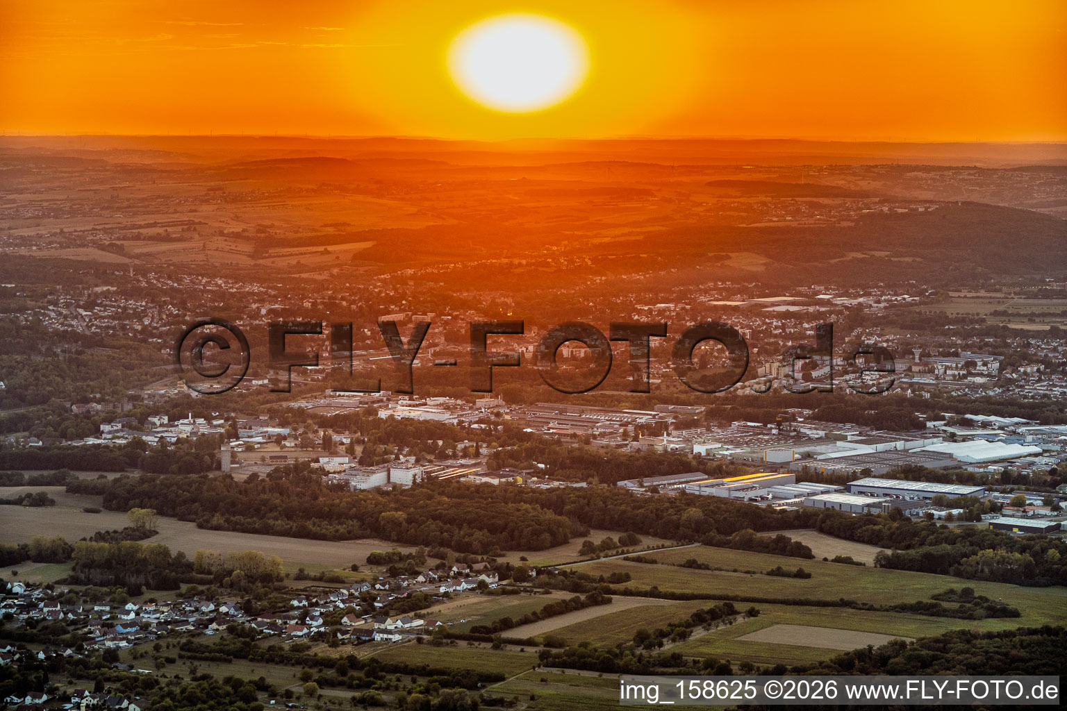 Coucher de soleil sur Saargemünd à le quartier Zone Industrielle du Grand Bois Fayencerie in Saargemünd dans le département Moselle, France
