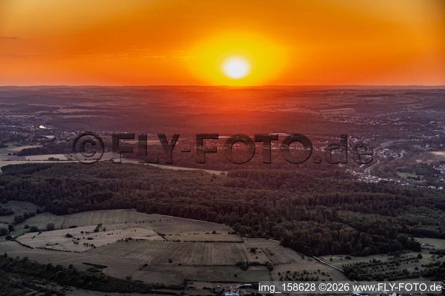 Coucher de soleil sur Saargemünd à le quartier Zone Industrielle du Grand Bois Fayencerie in Saargemünd dans le département Moselle, France