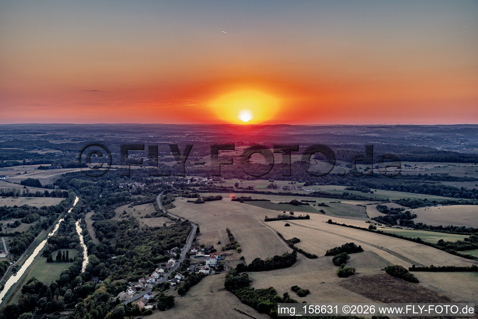 Coucher de soleil sur la Sarre et le canal de la Sarre à Zetting dans le département Moselle, France