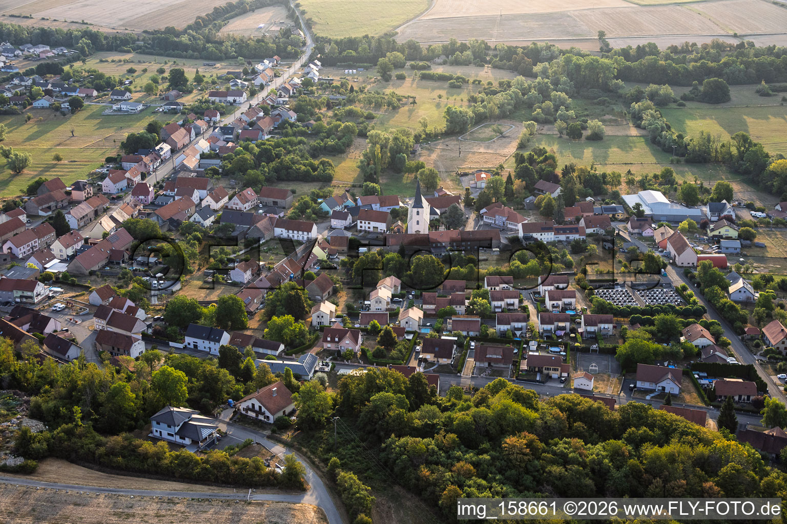 Vu de l'ouest, le matin à Rimling dans le département Moselle, France