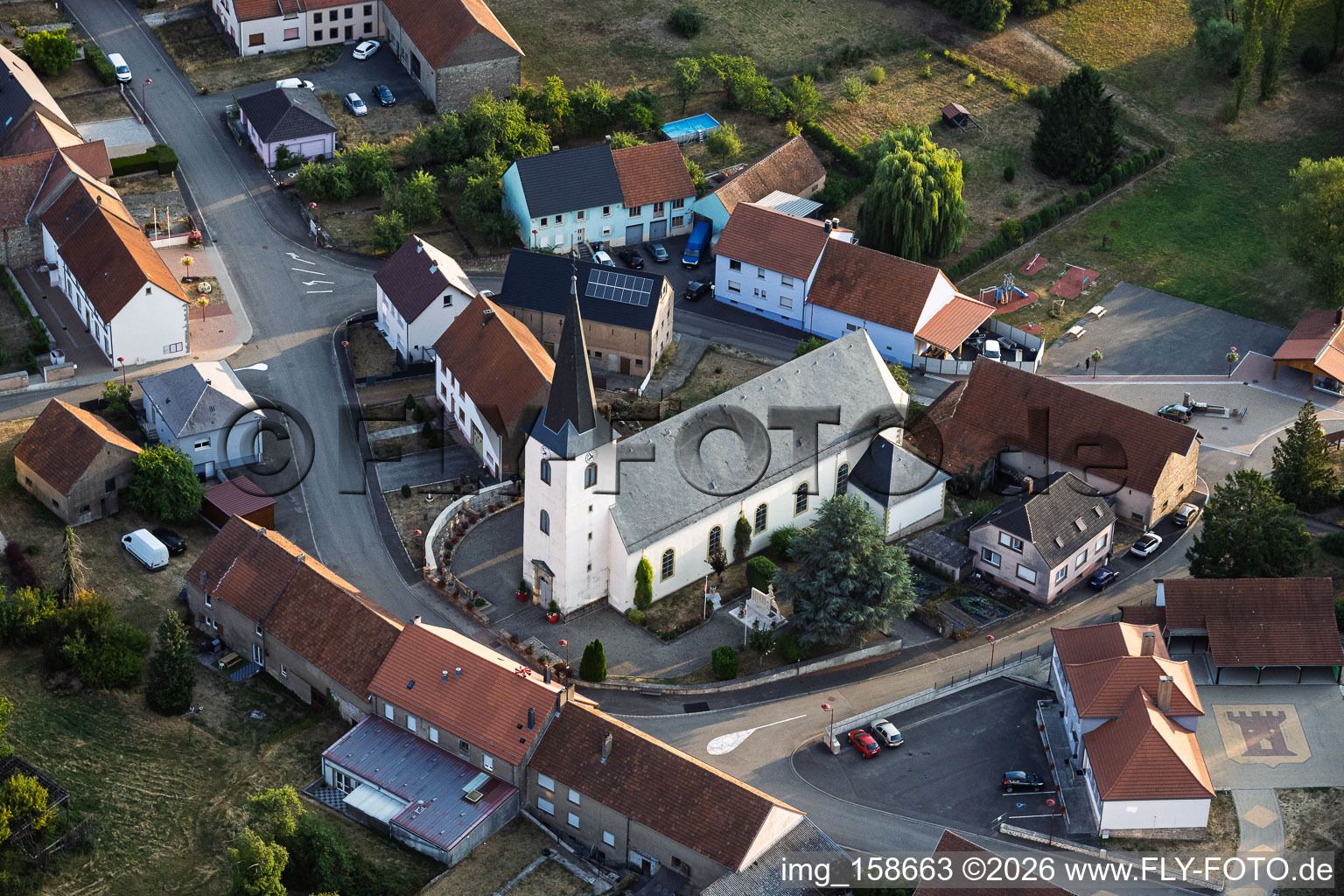Église au centre du village à Rimling dans le département Moselle, France