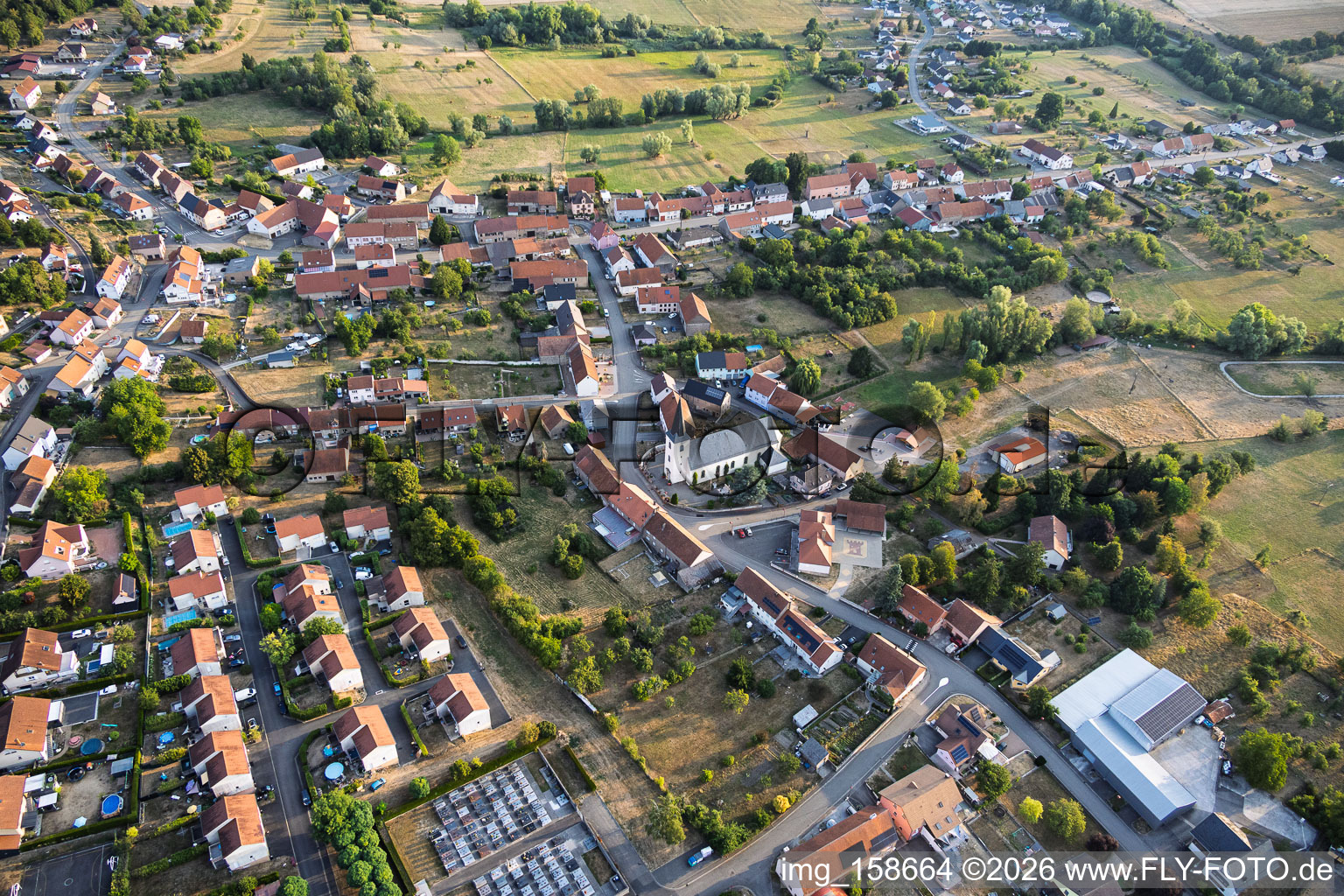 Église au centre du village à Rimling dans le département Moselle, France