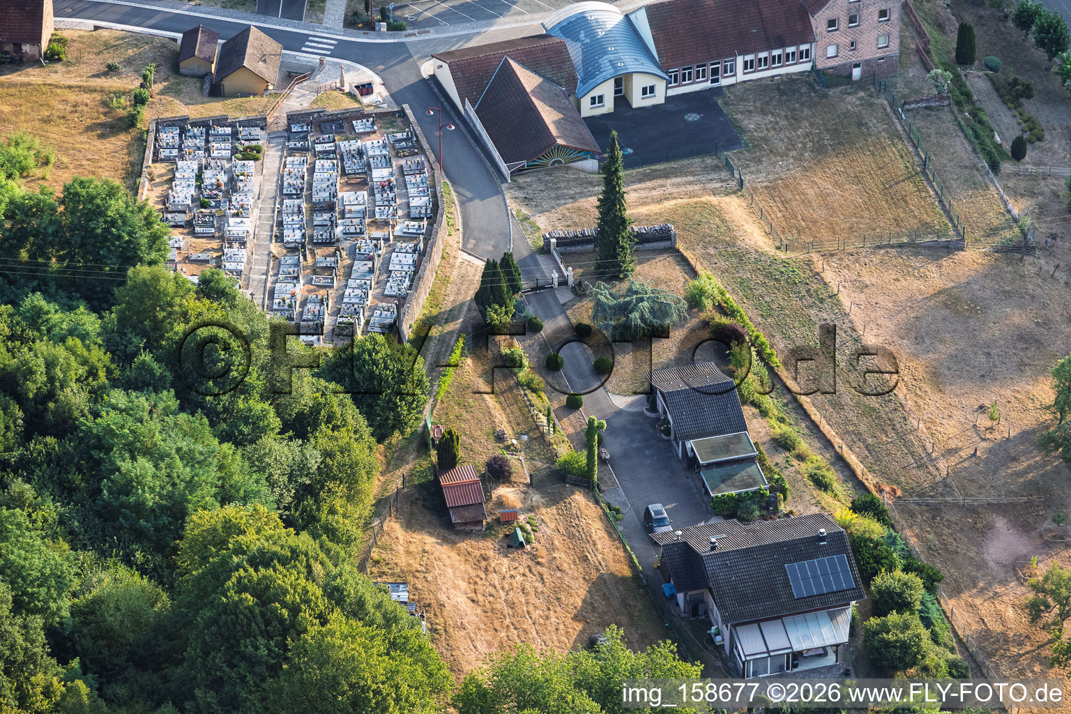Cimetière rue de l'École à Breidenbach dans le département Moselle, France