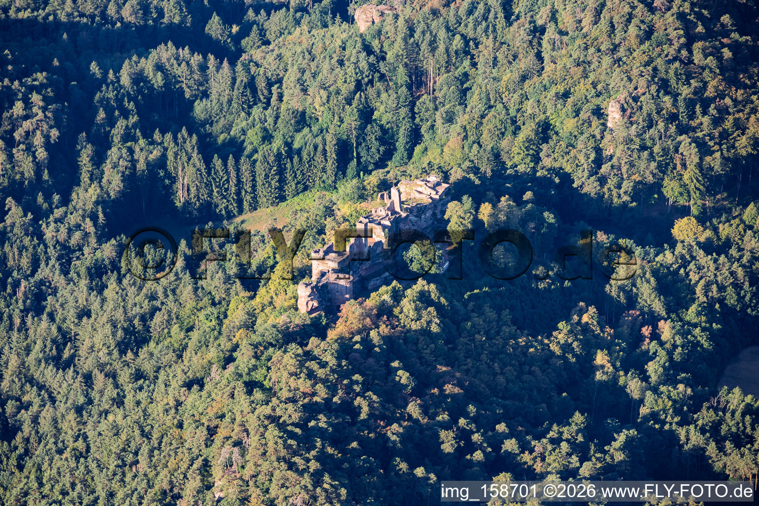 Massif du château d'Altdahn vu du nord avec les ruines des châteaux de Grafendahn et de Tanstein à Dahn dans le département Rhénanie-Palatinat, Allemagne
