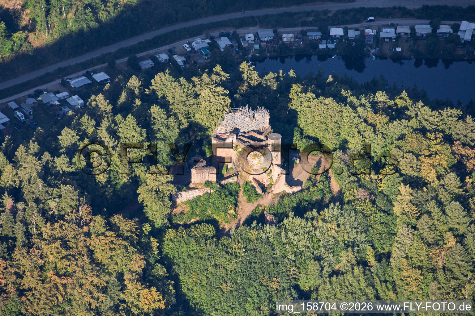 Ruines du château de Neudahn surplombant l'étang du Neudahn, échafaudées pour rénovation à Dahn dans le département Rhénanie-Palatinat, Allemagne