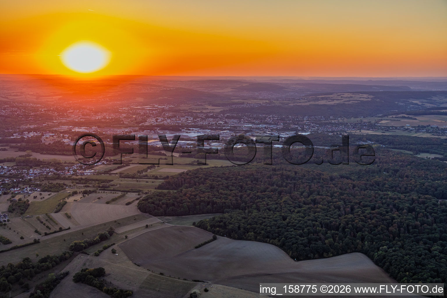 Coucher de soleil sur la zone industrielle à le quartier Zone Industrielle du Grand Bois Fayencerie in Saargemünd dans le département Moselle, France