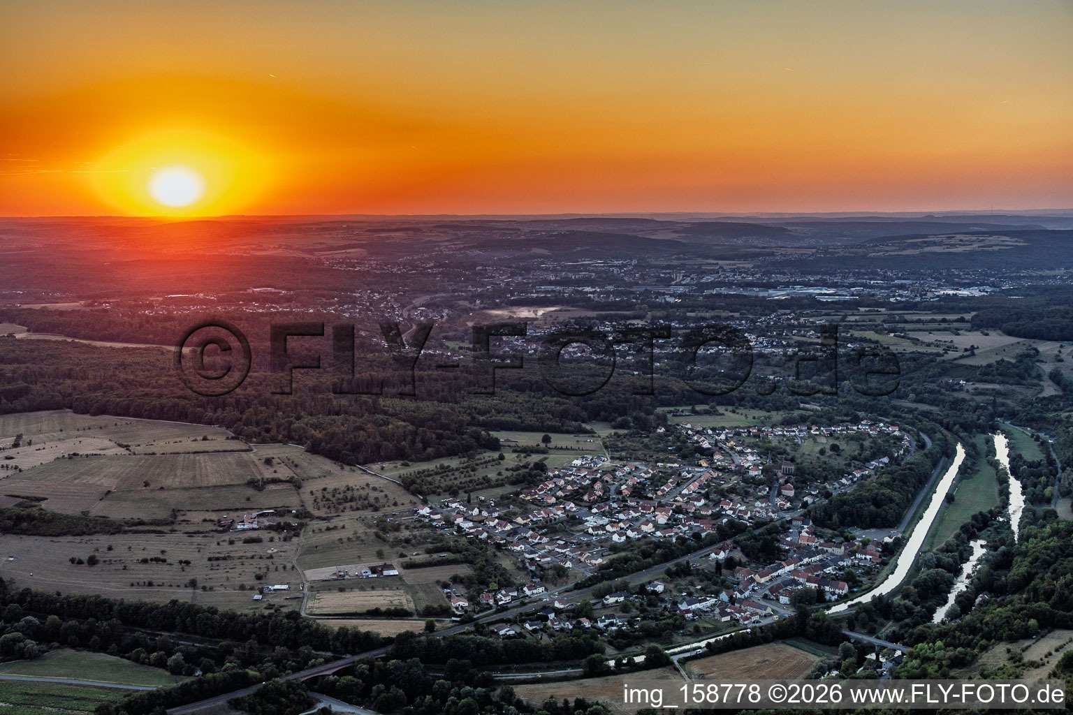 Coucher de soleil sur la Sarre et le canal de la Sarre à Zetting dans le département Moselle, France