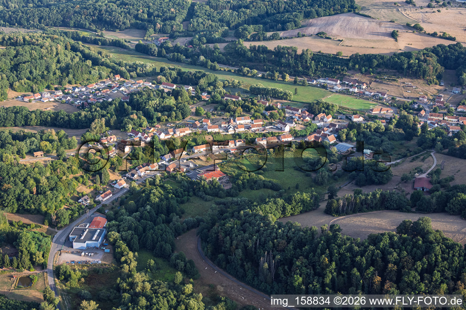 Du sud-est à Waldhouse dans le département Moselle, France