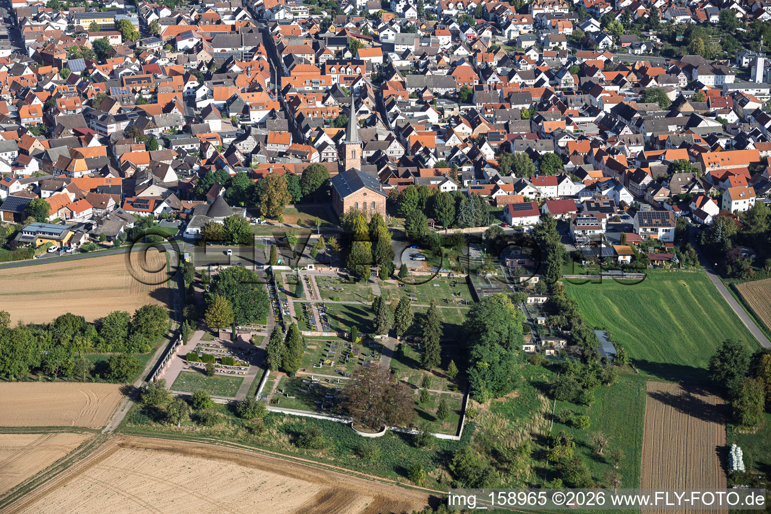 Cimetière Schaafheim avec chapelle du cimetière Schaafheim à Schaafheim dans le département Hesse, Allemagne